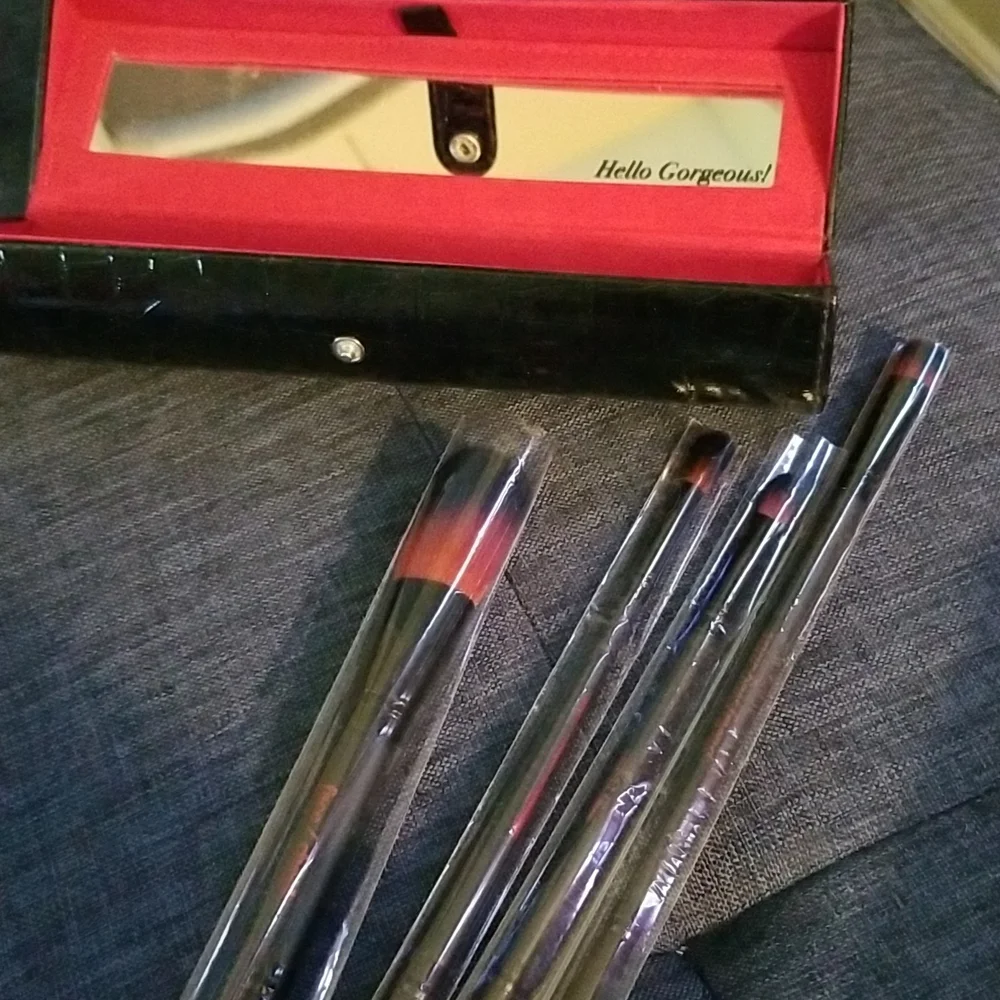 ⚠️Semi-Vintage⚠️ YBF -YOUR BEST FRIEND 4 Piece Makeup Brush Set & Case